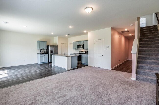 Foto del edificio - AVAILABLE NOW - Spacious 3-Bedroom Home in Monticello Park – 2 Living Areas, Granite Counters & L...