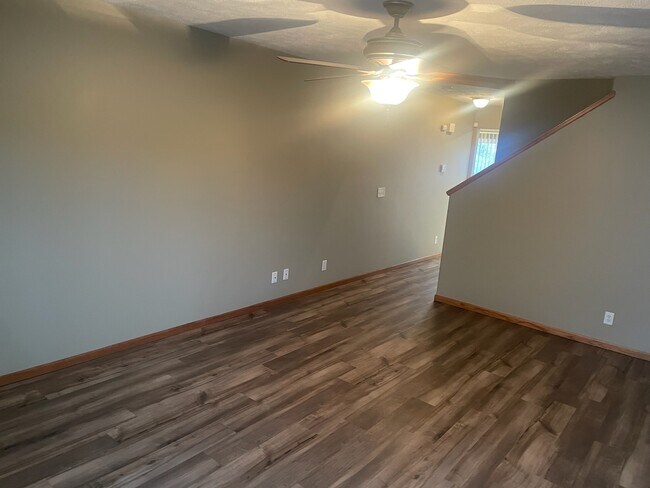 Foto del edificio - 6630 Shadow Pines Place