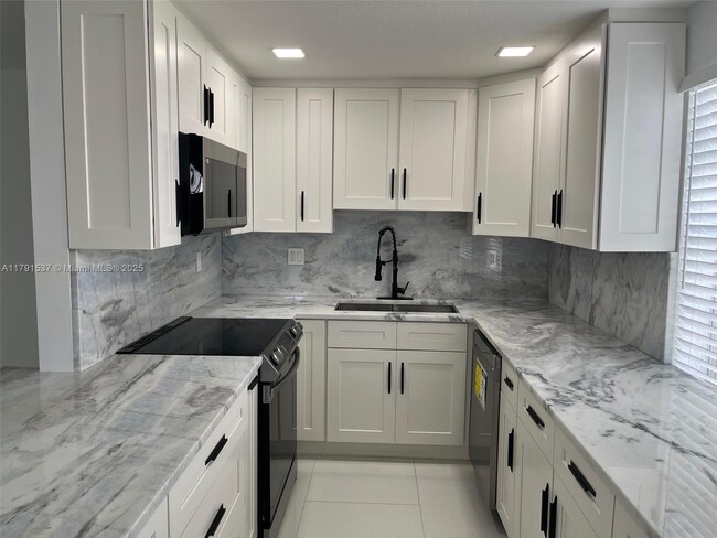 Building Photo - 98 Normandy Ln