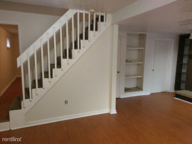 Building Photo - 431 Whispering Hills Dr