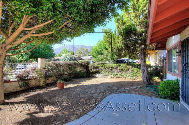Building Photo - Charming 2 Bed/1 Bath Fenced Home With HUG...