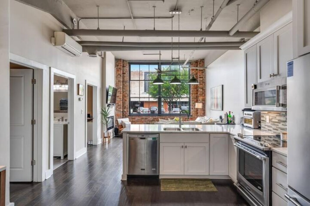 Entry - 1301 Market St