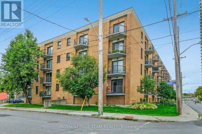 Photo du bâtiment - 50-350 Burnside Ave