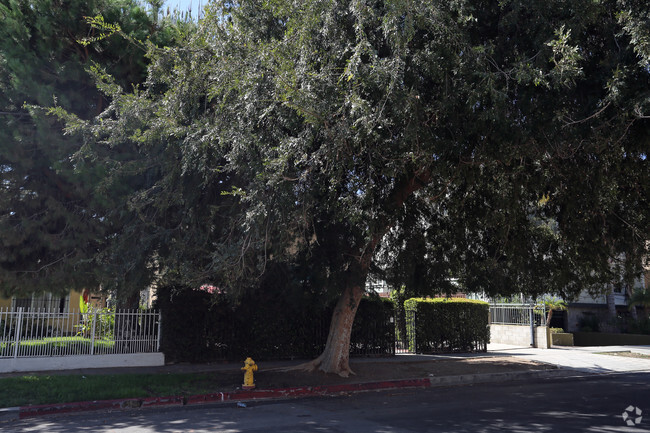 Foto del edificio - 4732 Elmwood Ave