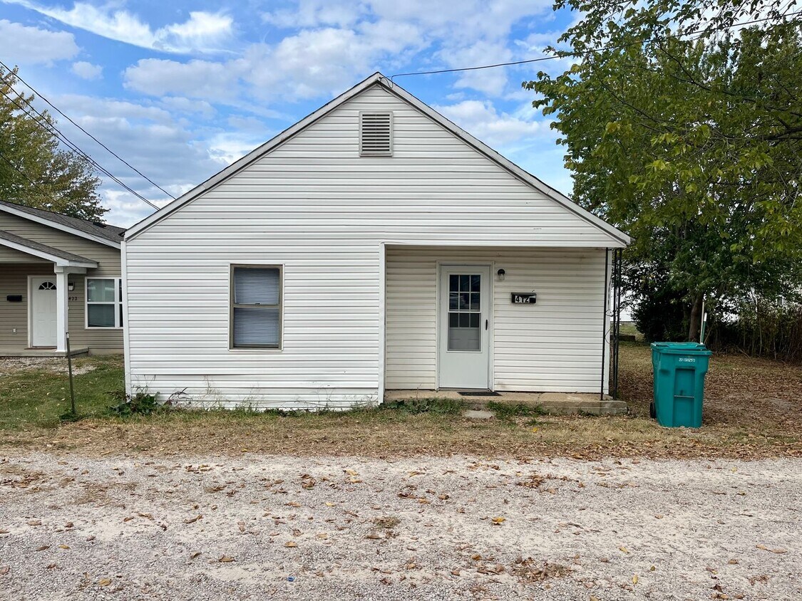 Primary Photo - 3 Bedrooms | 1 Bathroom | House