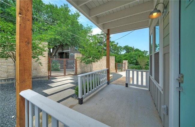 Foto del edificio - 1006 E 8th St