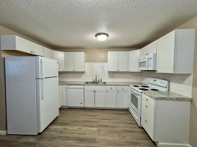 Foto del edificio - 1/2 Off 1st month's rent!!!! Beautifully R...