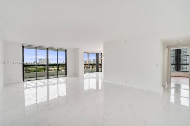 Building Photo - 3500 Mystic Pointe Dr