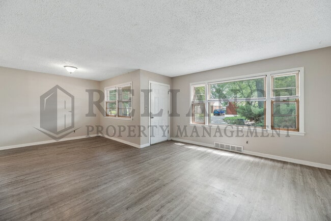 Building Photo - 607 S Christine Ave