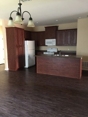 Building Photo - Absolutely Charming! Beautiful 3 bedroom t...