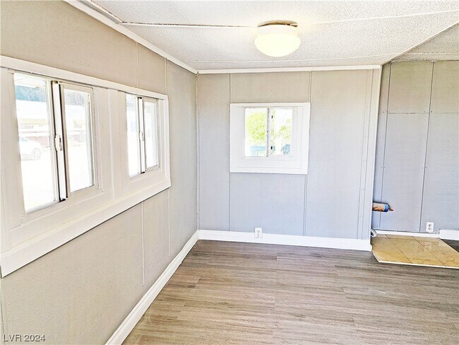 Building Photo - 2220 W Bell Vista Ave