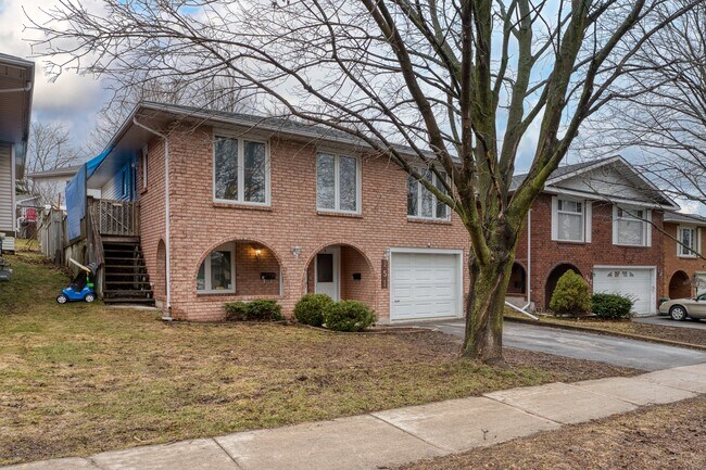 Photo du bâtiment - 2 Bed / 1 Bath in Kingston – All Utilities & Parking Included - $1,799/month