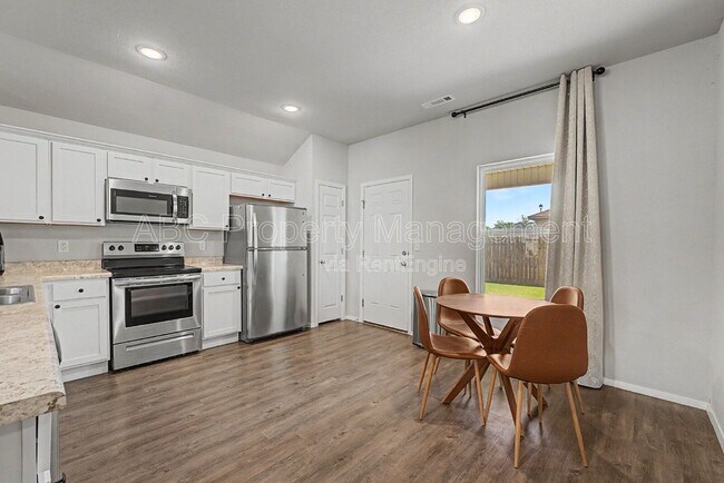 Building Photo - 946 E Sparrow Cir