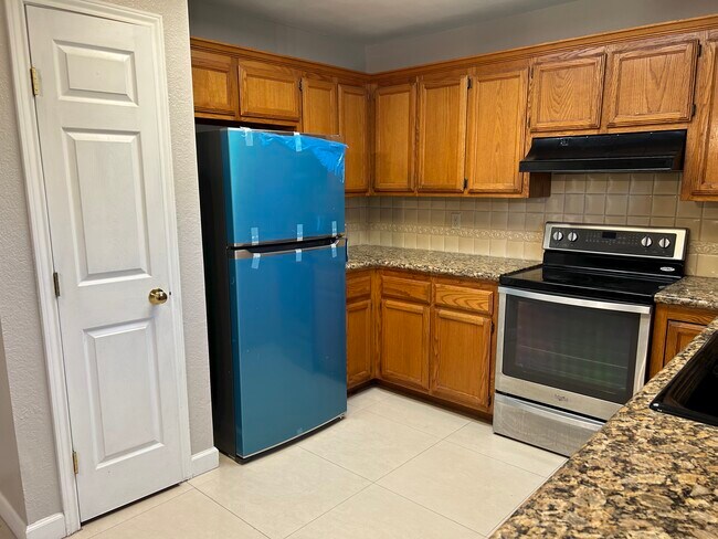 Cocina, nevera nueva. - 1917 Cornell Ave