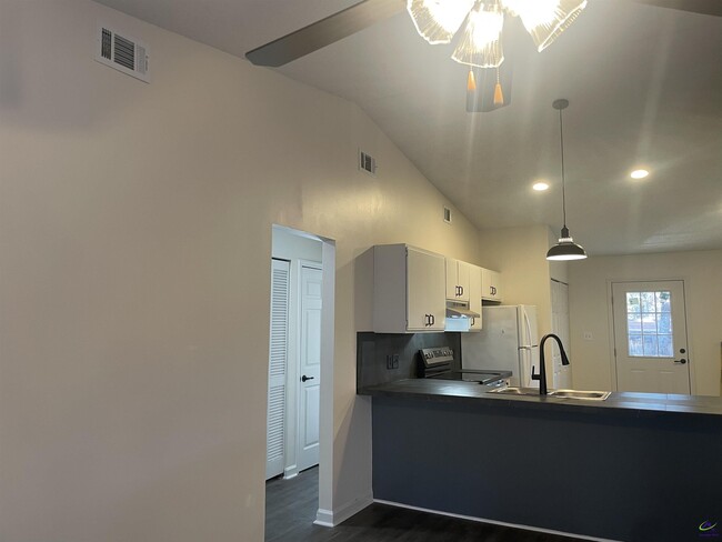 Building Photo - 260 Somerset Dr