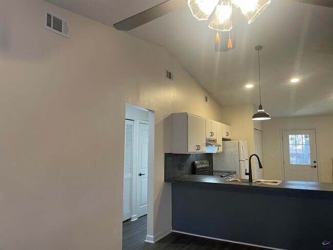 Foto del edificio - 260 Somerset Dr