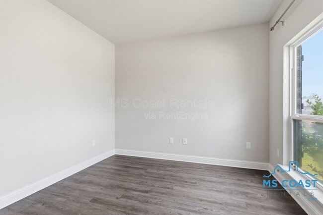 Foto del edificio - 5723 Overland Dr