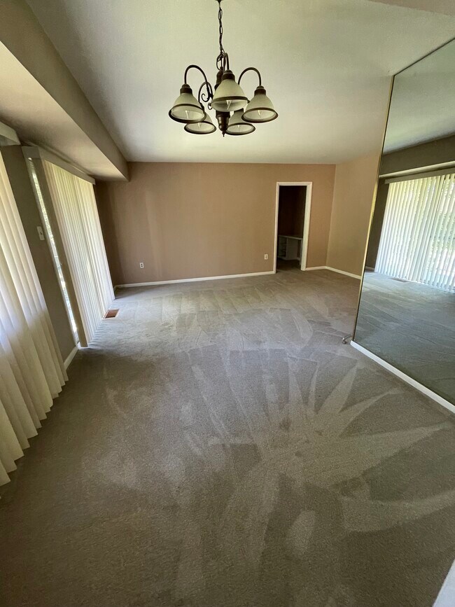 Comedor - 10638 Weymouth St