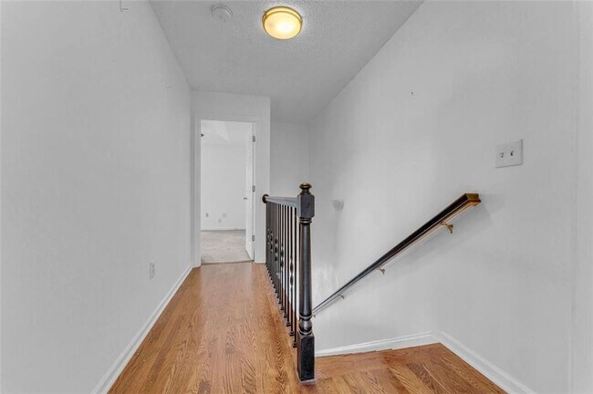 Building Photo - 293 Glenn St SW