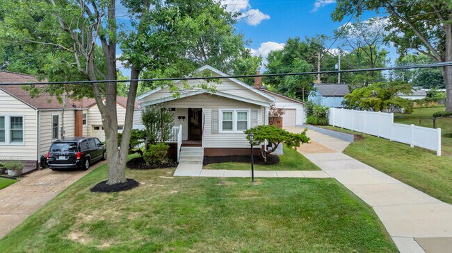 Foto del edificio - 631 Clover Ln