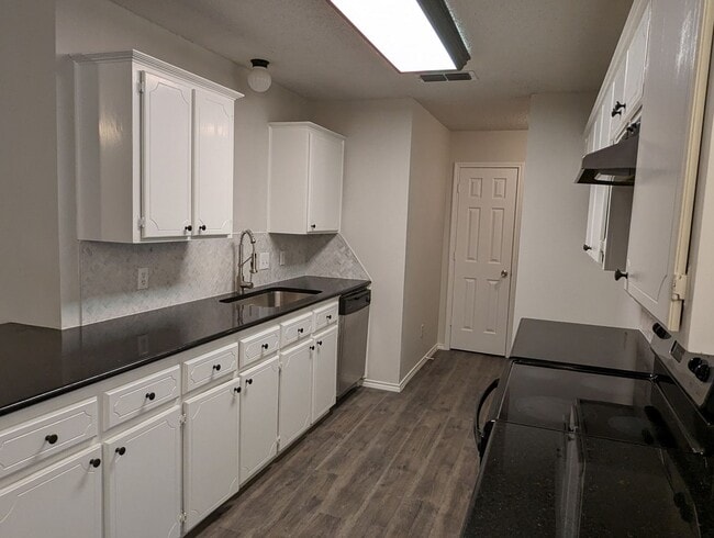Building Photo - Large Cozy Revier Farm Home!