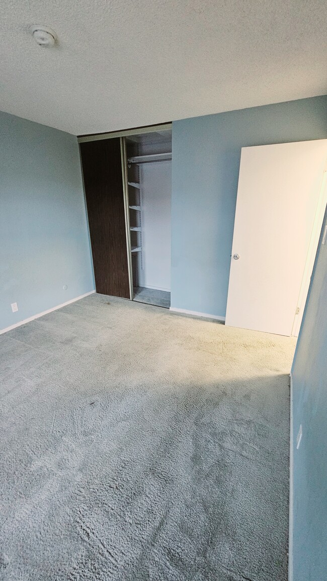 Building Photo - 5516 Roundtree Dr