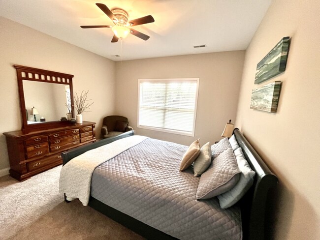 Foto del edificio - 122 Cedar Lake Rd