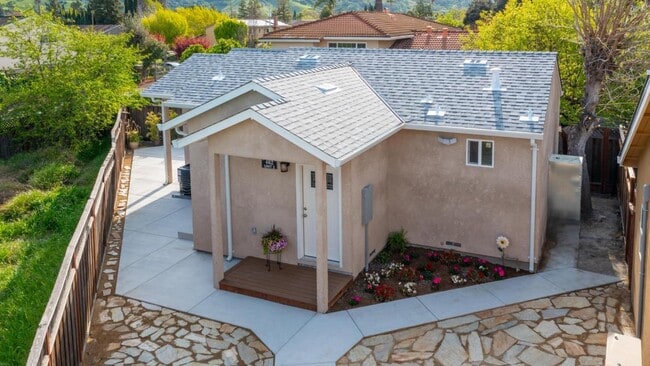 Building Photo - 462 Madison Dr