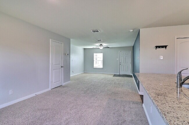 Foto del edificio - Move-In Ready 3-Bed Home with Solar Panels + Washer, Dryer & Refrigerator — Half Off Second Full ...