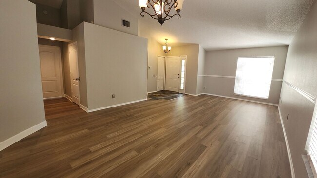 Building Photo - 4 Bedroom Home Riverview