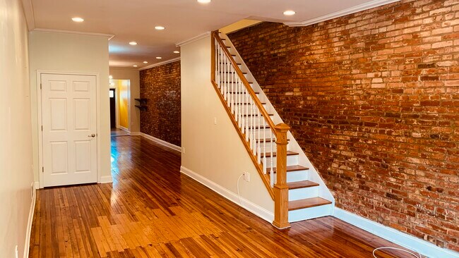 Foto del edificio - 240 S Highland Ave