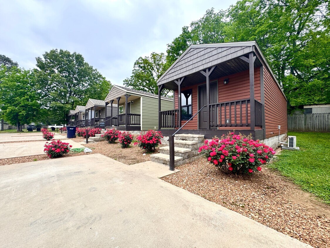 Primary Photo - Charming 1-Bedroom Cottage West of Batesvi...