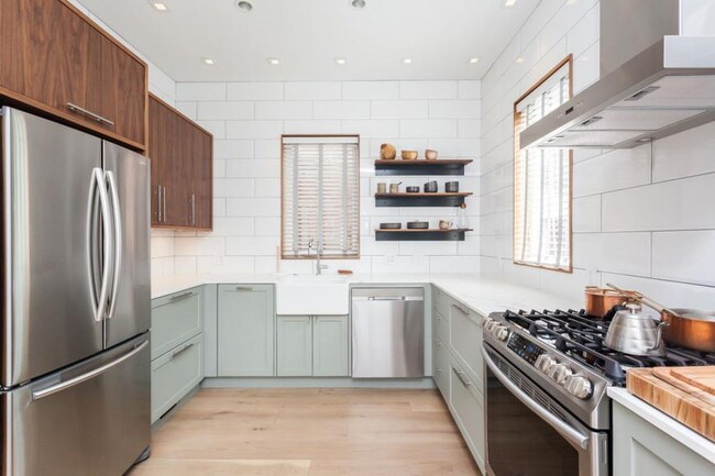 Foto del edificio - 3 bedroom in Chicago IL 60657