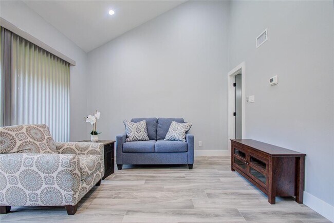 Foto del edificio - 12900 Walden Rd