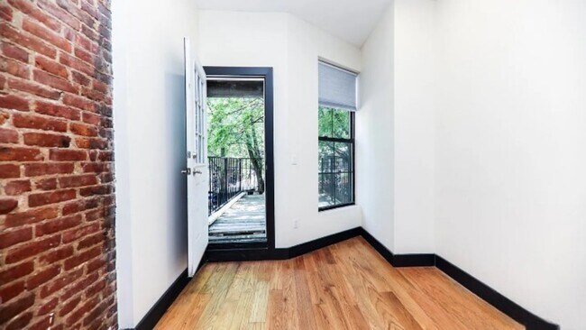 Building Photo - Spacious 4-Bedroom Apartment Perfect for F...