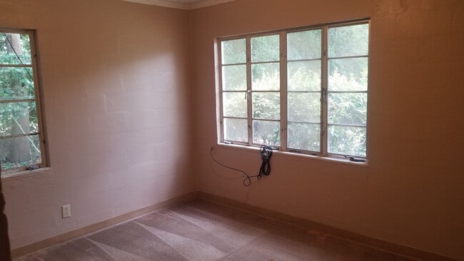 Building Photo - 2 Bedroom/1 Bath Duplex