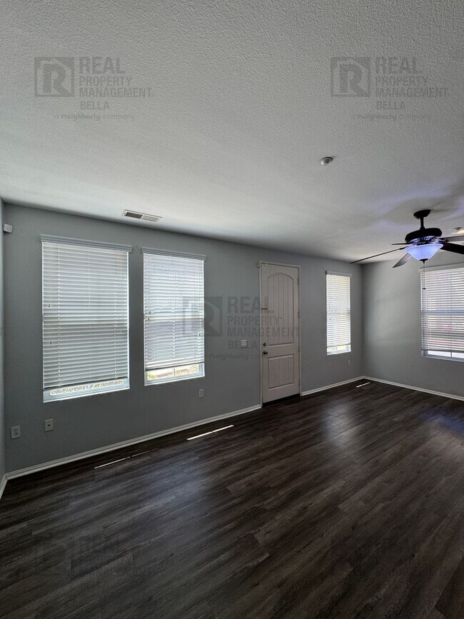 Foto del edificio - Resort-Style Living Awaits in This Spacious Canyon Hills 3-Bedroom Condo