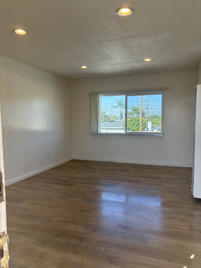 Foto del edificio - 7702 Chapman Ave