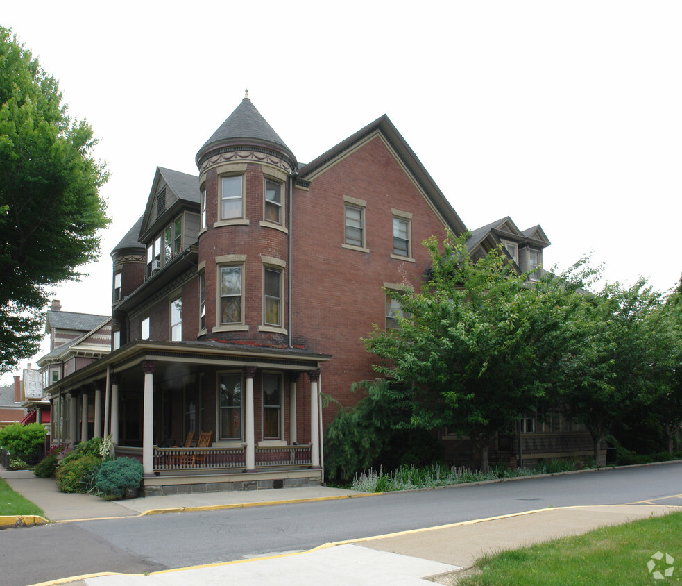 Building Photo - 118-120 S Front St