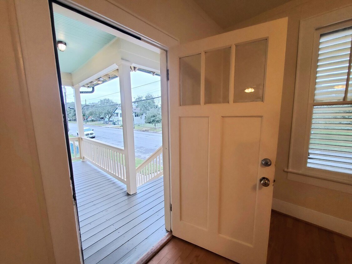 Primary Photo - Cute 2 bedroom cottage on corner lot
