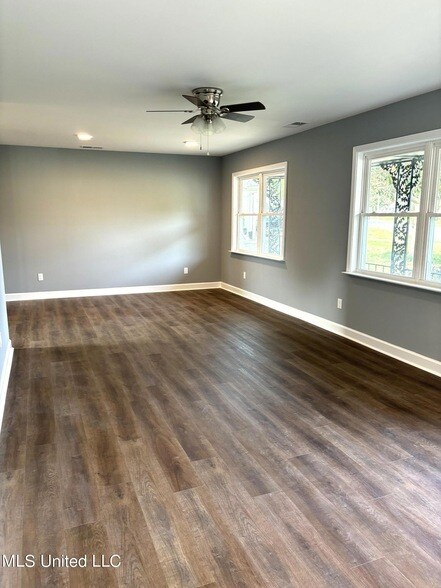 Foto del edificio - 8468 Cedarcrest Dr