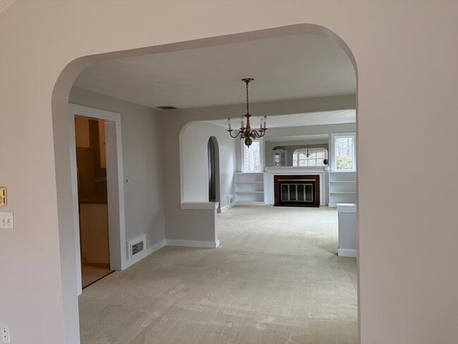 Building Photo - 396 Wellesley Ave