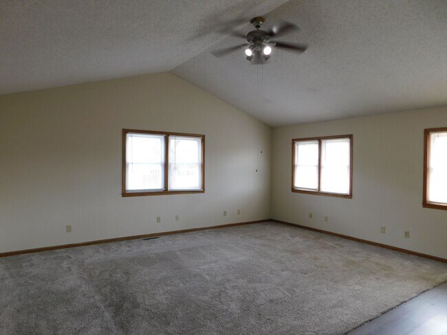 Building Photo - Beautiful 3 bedroom/2 bath home in west El...