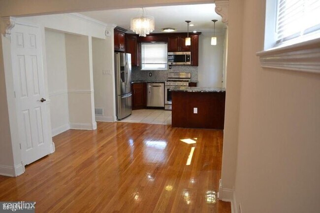 Building Photo - 3 br, 1.5 bath Townhome - 425 Kennedy St NE