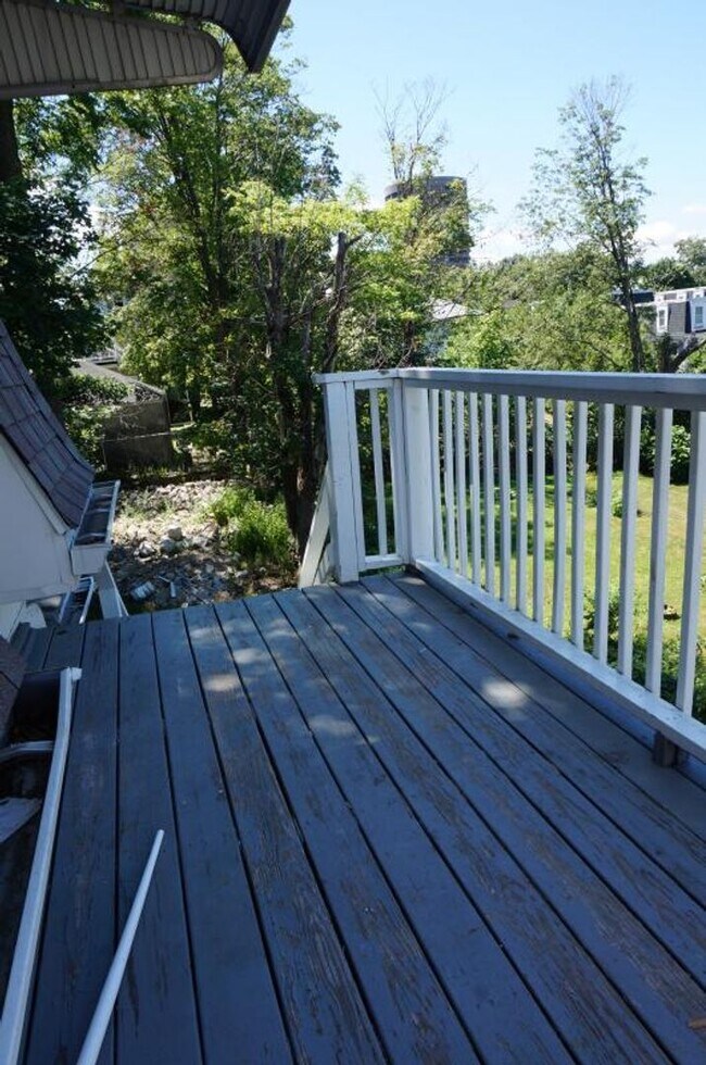 Building Photo - Central JP Location, In-Unit Laundry, Porc...