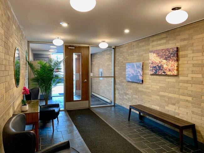 Lobby - 828 Oakton St