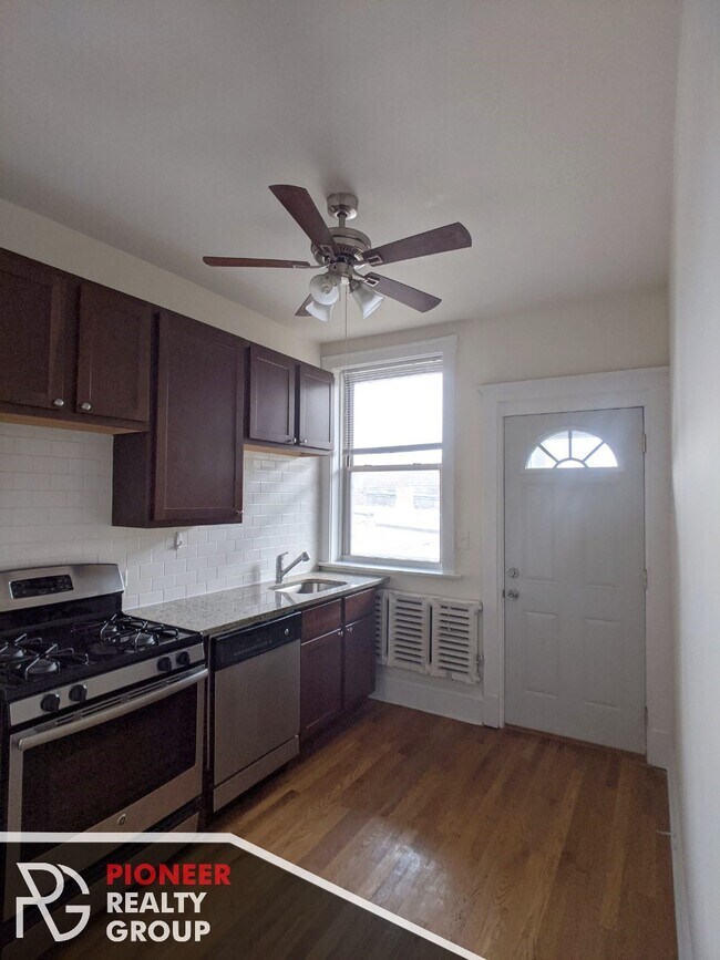 Building Photo - 1615 W Berteau Ave