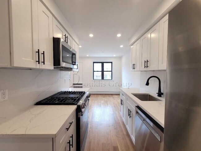 Building Photo - 2 bedroom in ASTORIA NY 11105