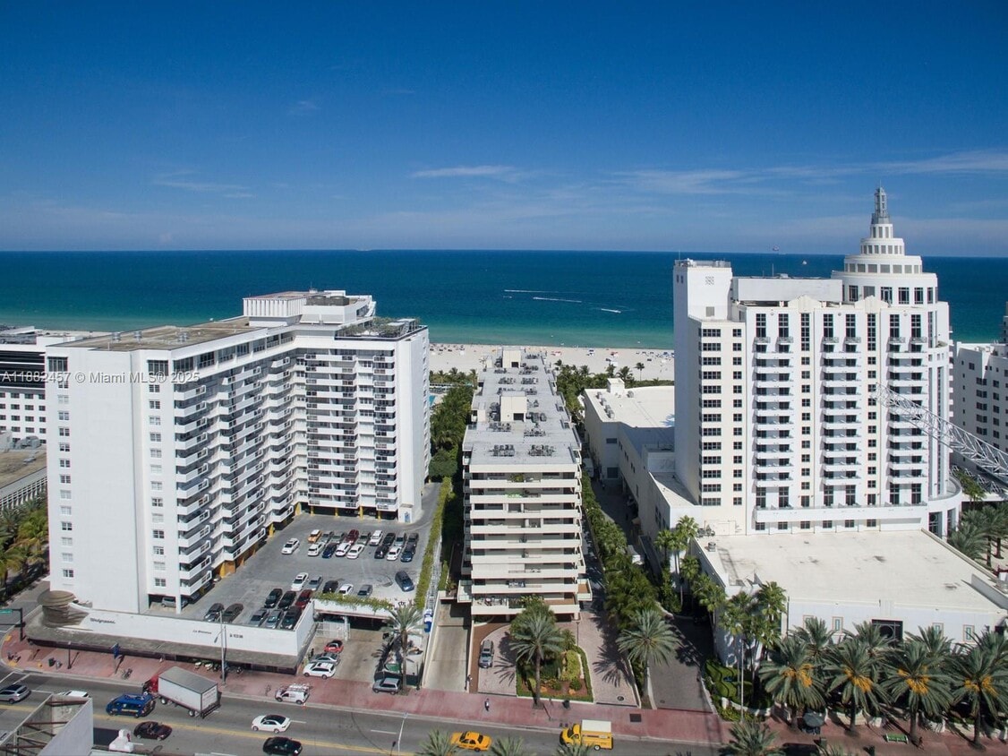 Primary Photo - 1621 Collins Ave