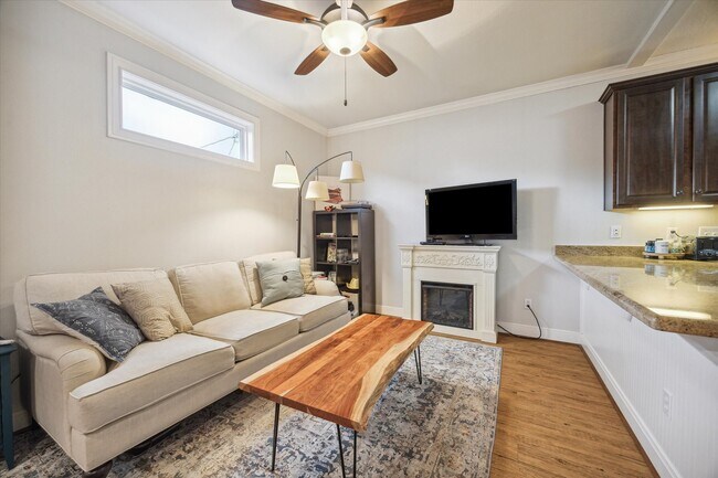 Building Photo - 611 E 20th St